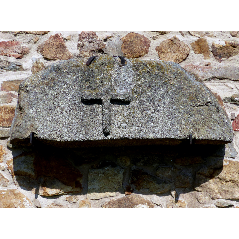 Source caption: "Kleinzwettl (Gastern / Niederösterreich). Kath. Filialkirche hl. Jakobus der Ältere - Wehrkirche (13. Jhdt.) - Romanisches Tympanon" -- the old Romanesque tympanum hangs now on an exterior wall, by the Gothic north entrance