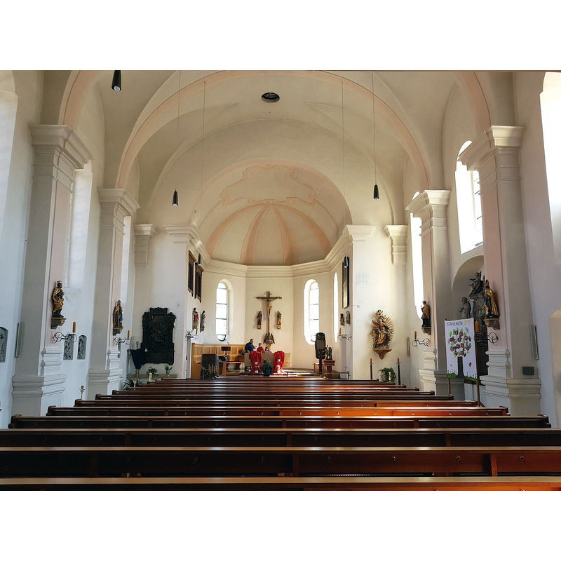 Source caption: "St. Stephan (Hilgertshausen), Innenraum mit Blick zum Chor"