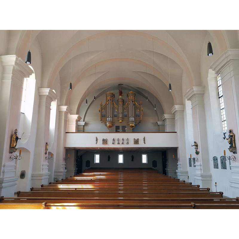 Source caption: "St. Stephan (Hilgertshausen), Innenraum mit Blick zur Empore"