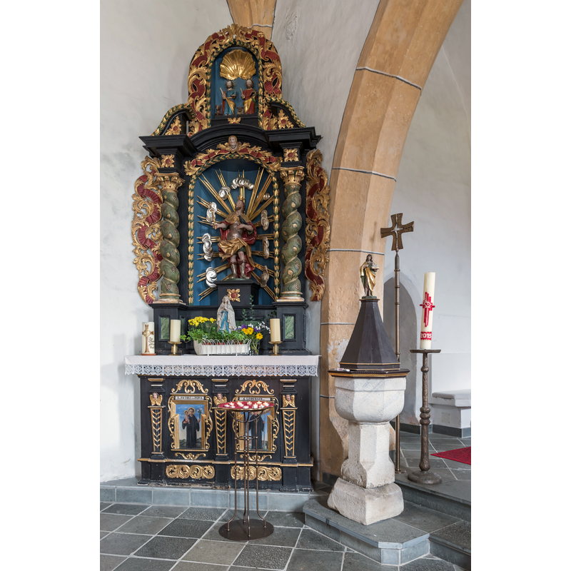 Source caption: "Linker Seitenaltar mit Taufbecken in der röm.-kath. Pfarrkirche Sankt Oswald am Kirchweg 16 in Sankt Oswald, Stadtgemeinde Bad Kleinkirchheim, Bezirk Spittal an der Drau, Kärnten, Österreich, EU"
