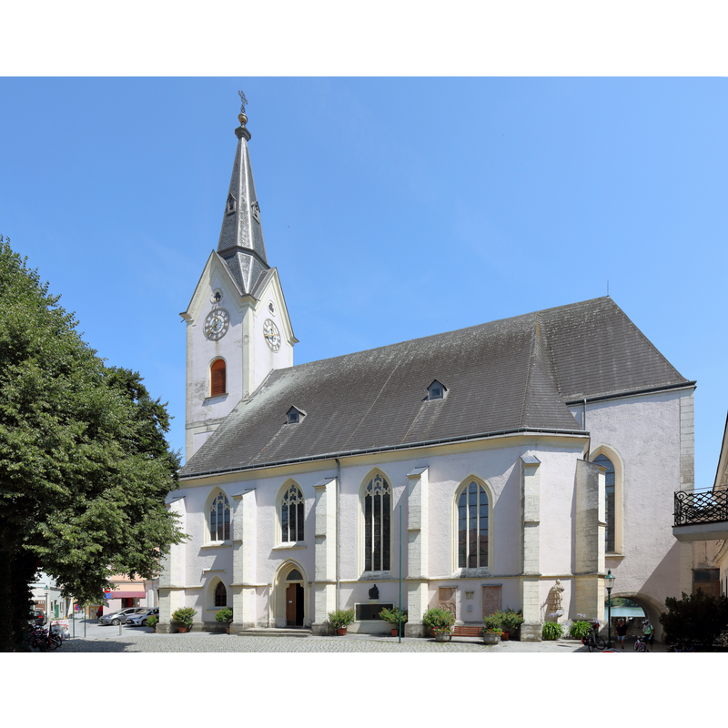 Source caption: "Südansicht der röm.-kath. Pfarrkirche hl. Laurentius in der niederösterreichischen Stadt Ybbs an der Donau. Der Westturm stammt aus dem 13. Jahrhundert, das Langhaus wurde vom Wiener Dombaumeister 1466 errichtet und der Rechteckchor 1512."