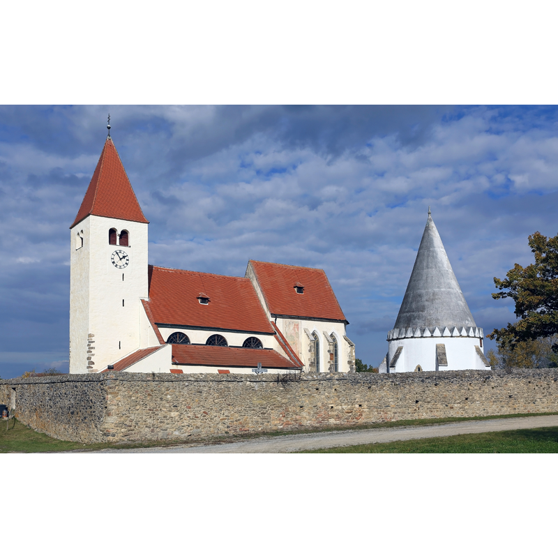 Source caption: "Pfarrkirche hl. Laurentius und Karner in Friedersbach (Bezirk Zwettl) von Südwest"