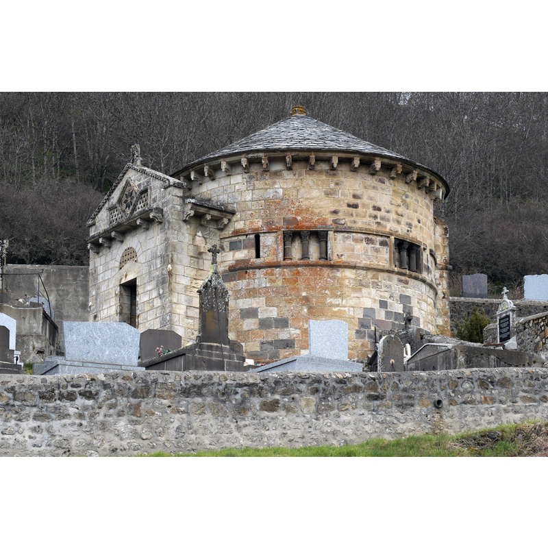 Source caption: "Friedhofskapelle Chambon-sur-Lac in Chambon-sur-Lac im Département Puy-de-Dôme (Auvergne-Rhône-Alpes/Frankreich)"