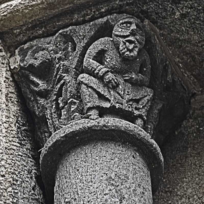 Source caption: "Chambon-sur-Lac, Friedhofskapelle, Kapitell, hockender Mann"