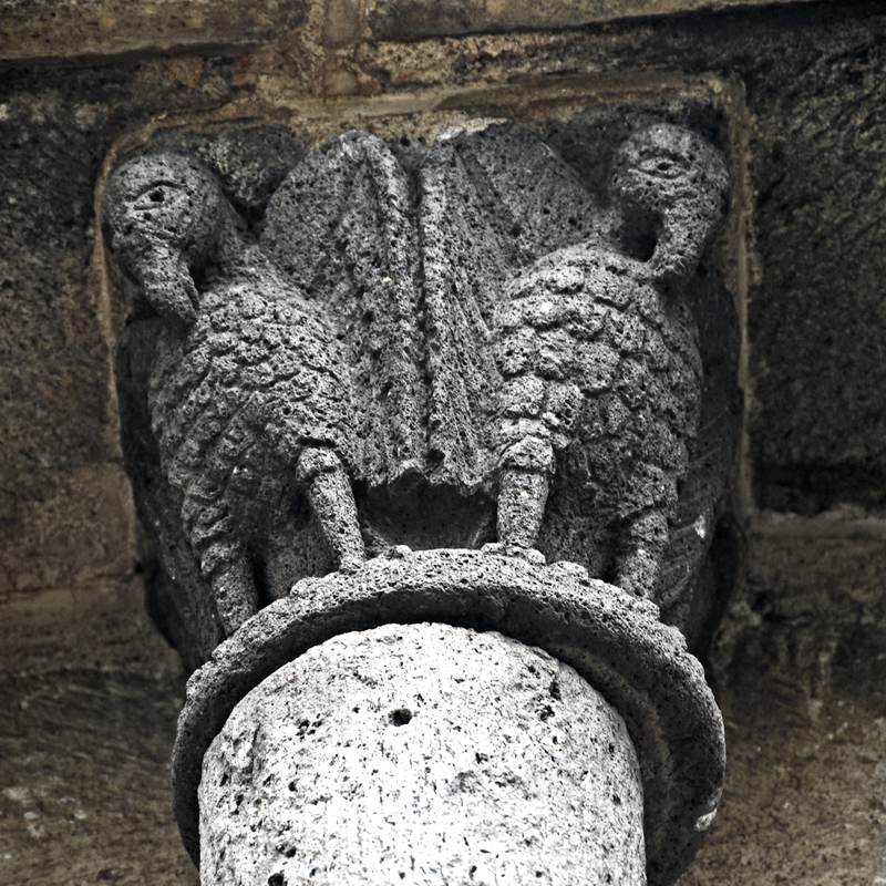 Source caption: "Chambon-sur-Lac, Friedhofskapelle, Adler/Pelikan?"