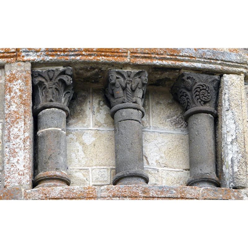 Source caption: "Chapiteaux extérieurs de la chapelle funéraire de Chambon-sur-Lac, Puy-de-Dôme, France."