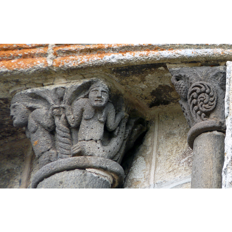 Source caption: "Chapiteaux extérieurs de la chapelle funéraire de Chambon-sur-Lac, Puy-de-Dôme, France."