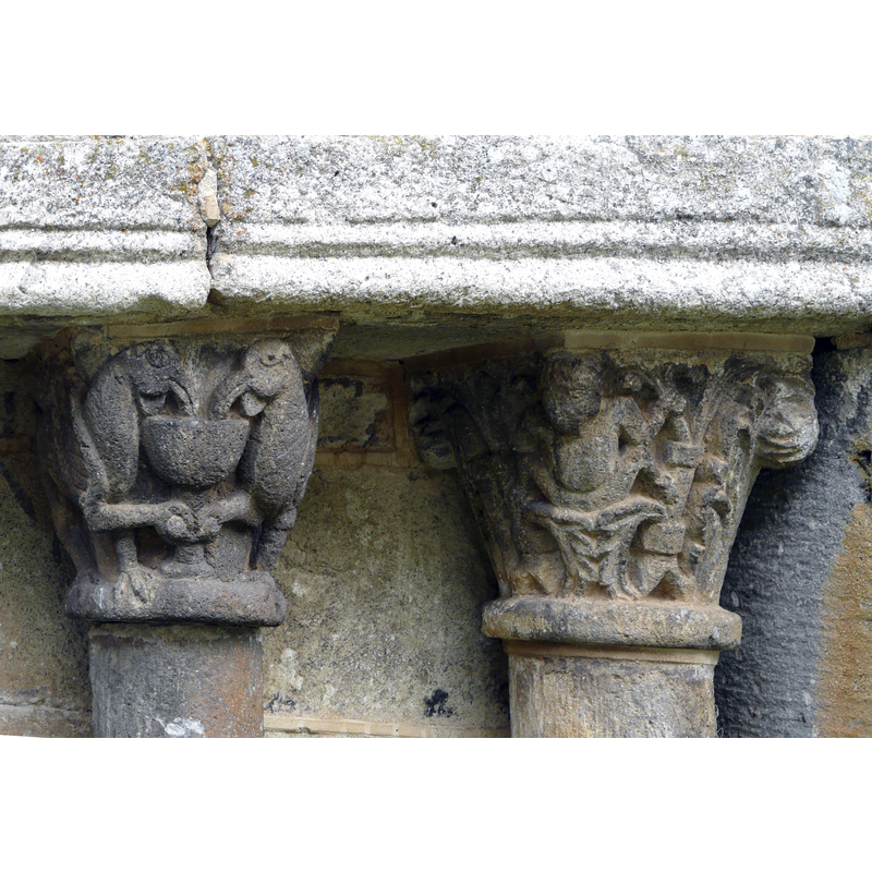 Source caption: "Chapiteaux extérieurs de la chapelle funéraire de Chambon-sur-Lac, Puy-de-Dôme, France."