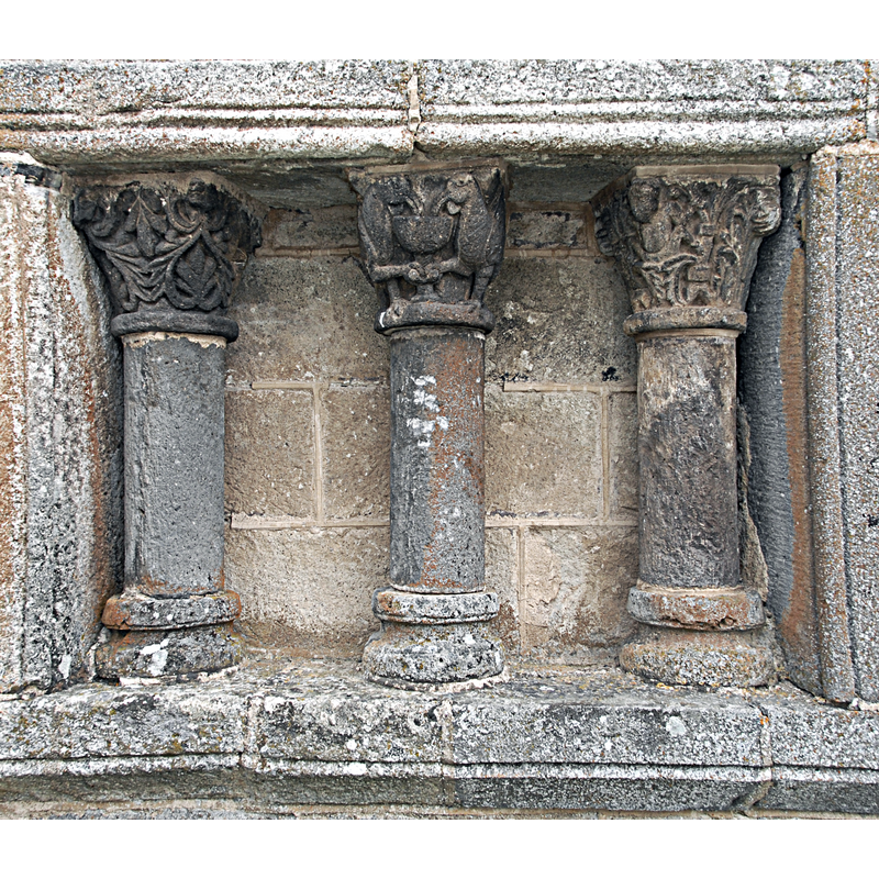 Source caption: "Chambon-sur-Lac, Friedhofskapelle, Säulennische 1"