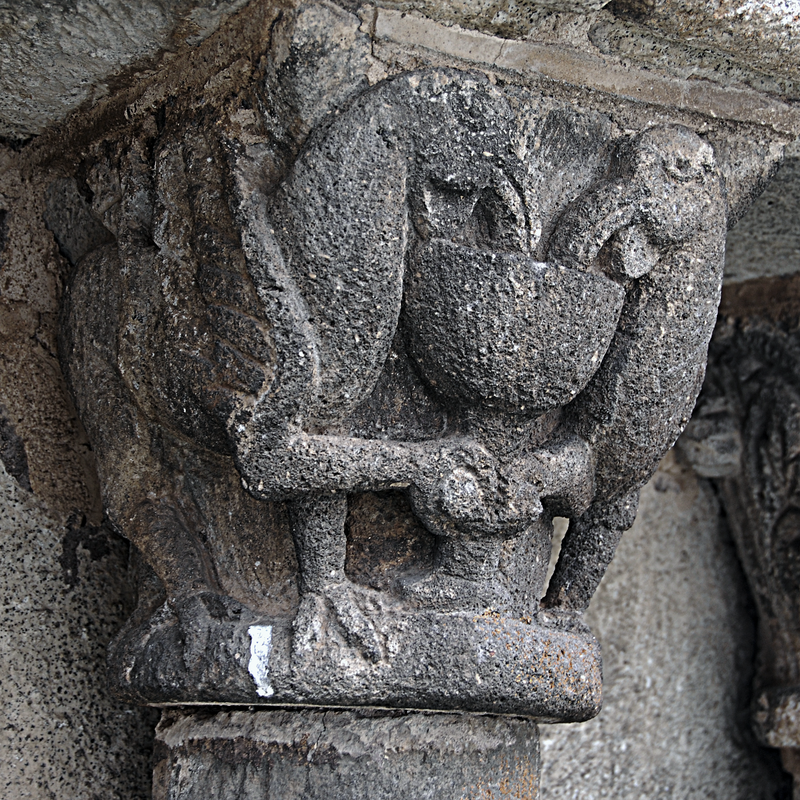 Source caption: "Chambon-sur-Lac, Friedhofskapelle, Kapitell, 2 Greife trinken aus Kelch"
