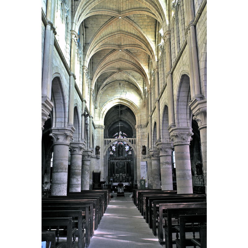 Source caption: "Katholische Pfarrkirche Notre-Dame de l’Assomption in Champagne-sur-Oise (Département Val-d’Oise) in der Region Île-de-France (Frankreich), Innenraum"