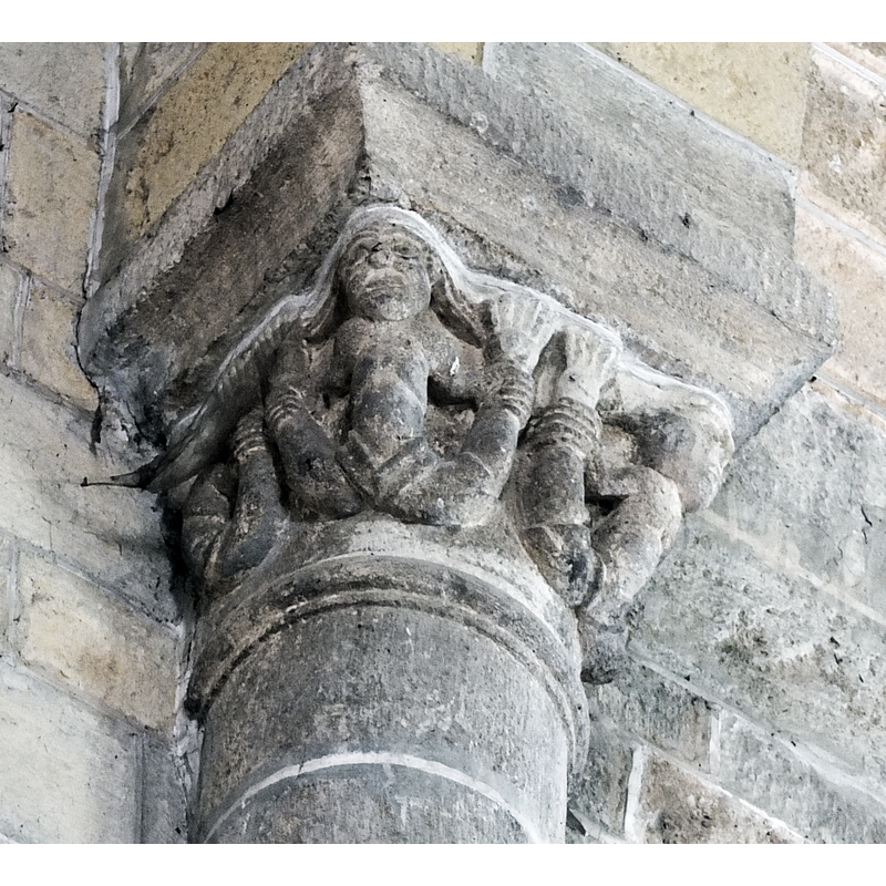 Source caption: "Intérieur de l’église de Chamalières - Chapiteau sirènes bifides"