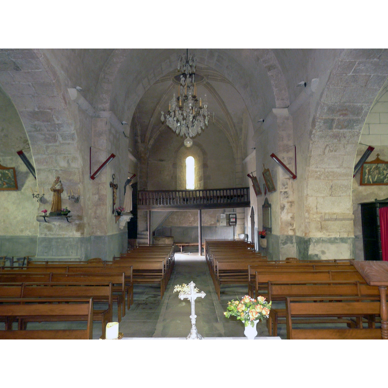 Source caption: "La nef de l'église Saint-Paixent de Champniers, Champniers-et-Reilhac, Dordogne, France."