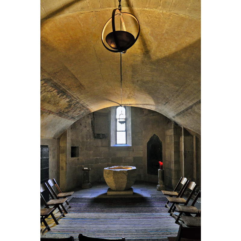 Source caption: "Grossmünster - Innenansicht - Zwölfbotenkapelle" -- the old font in the crypt