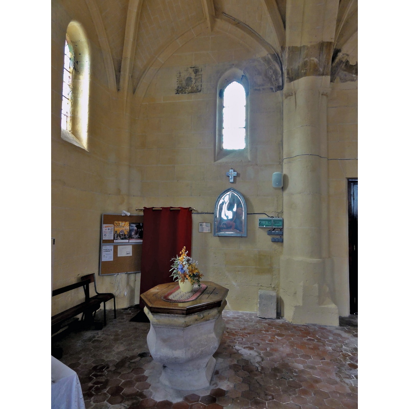 Source caption: "Le Mesnil-en-Thelle (60), église Saint-Michel, bas-côté nord, 1ère travée (base du clocher), vue vers le nord"