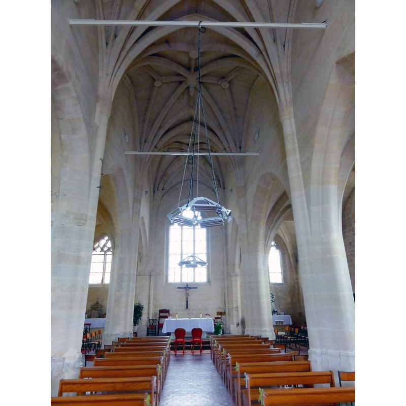 Source caption: "Le Mesnil-en-Thelle (60), église Saint-Michel, chœur, vue vers l'est"