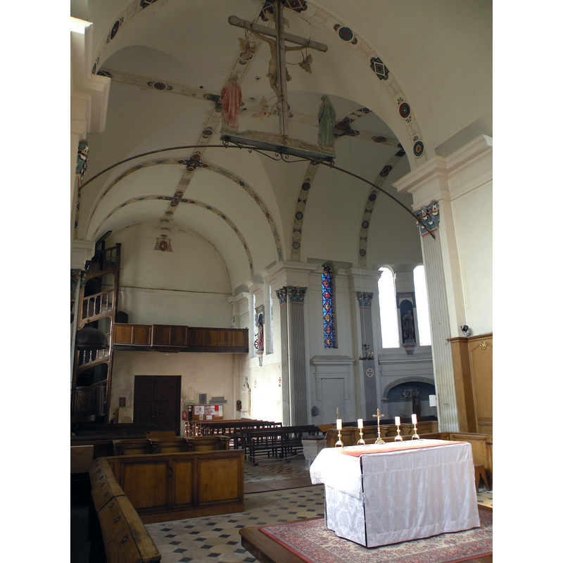 Source caption: "Intérieur de l'église Saint-Pierre et Saint-Paul de Jouy-sous-Thelle" -- with a partial view of the font and cover behind the left side of the altar