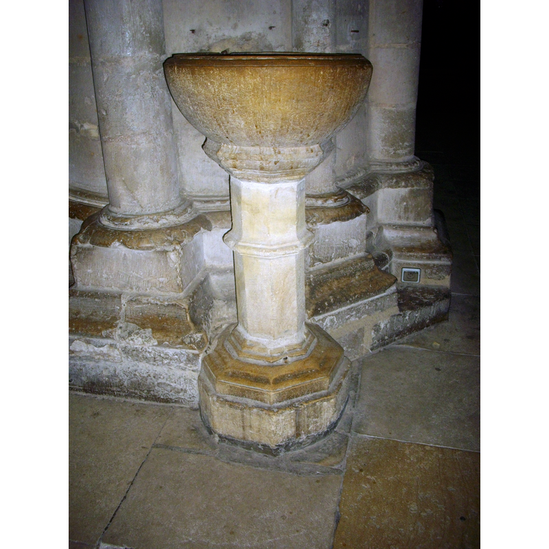 Source caption: "Cathédrale Saint-Étienne de Bourges (Cher, France), bénitier"