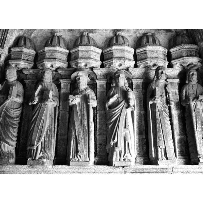 Source caption: "Südportal der Kirche St. Mélar des Umfriedeten Pfarrbezirks, Locmélar, Département Finistère, Region Bretagne, Frankreich"
