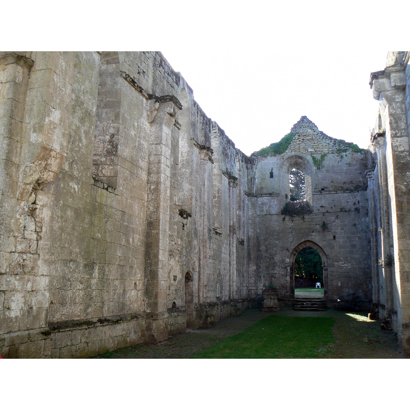 Source caption: "Abbaye de l'Île-Chauvet [...] Nef de l'abbatiale." -- is the object at the far bac, left of the entranceway the stoup?