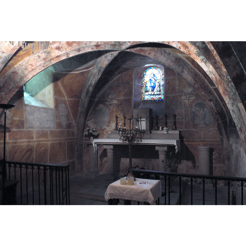 Source caption: "Katholische Pfarrkirche Notre-Dame-de-l'Assomption (Mariä Himmelfahrt) in Boigneville im Département Essonne (Île-de-France/Frankreich), Krypta" -- the frescoes are 17thC