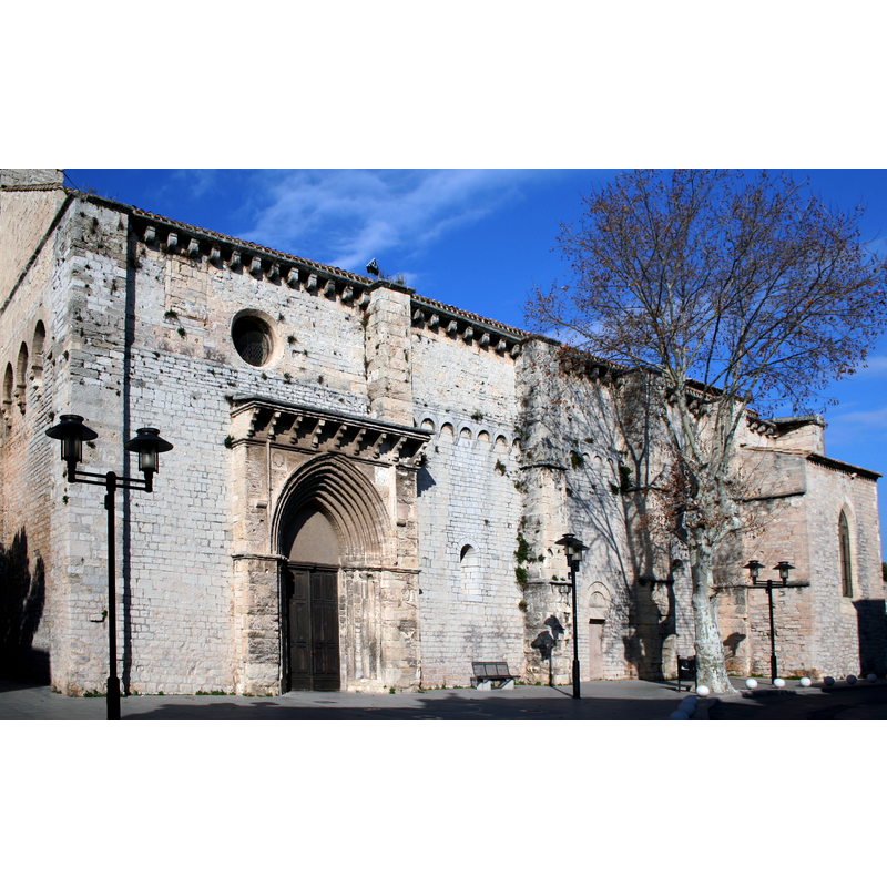 Source caption: " Frontignan (Hérault) - Église Saint-Paul - Portail d'entrée et mur de l'église romane."