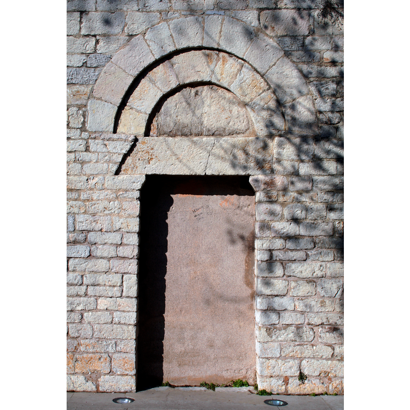 Source caption: "Frontignan (Hérault) - Église Saint-Paul - Porte (murée) de l'église romane primitive."