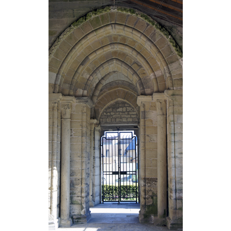 Source caption: "Porche de la tour de l'église donnant sur la galerie champenoise."