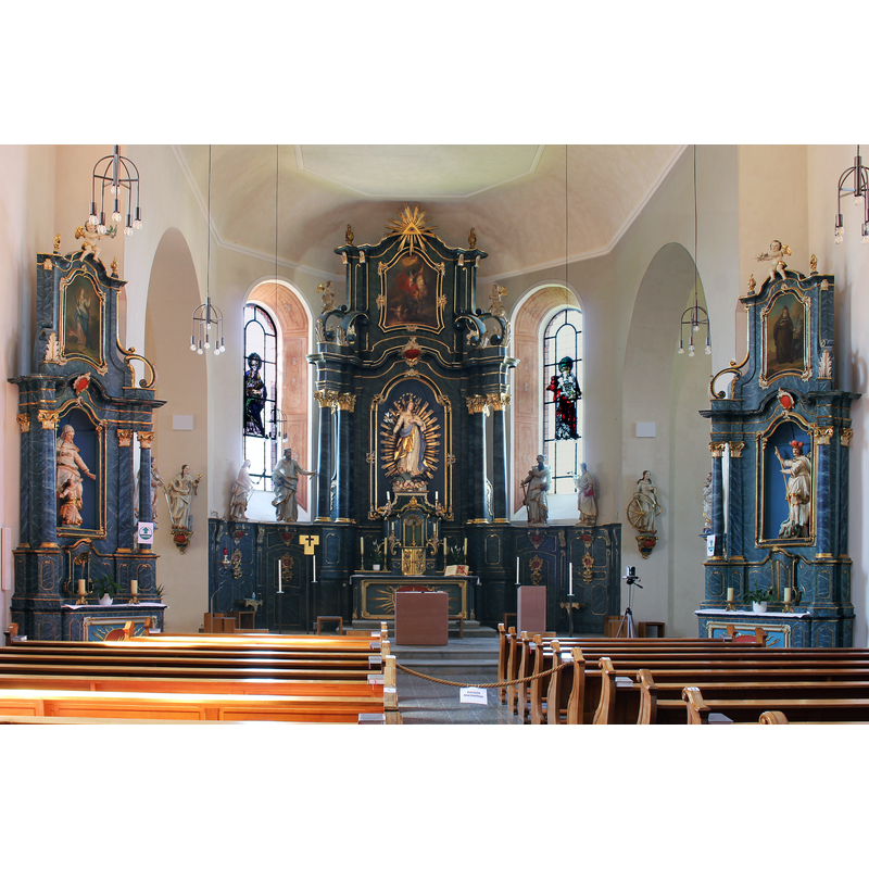 Source caption: "Urmitz, St. Georg, Chorraum und Seitenaltäre. An den Seitenaltären wegen der Corona-Schutzmaßnahmen provisorisch angebrachte Wegweiser für das Verlassen der Kirche nach dem Gottesdienst; vorn rechts eine Kamera zur Übertragung der Gottesdiente."