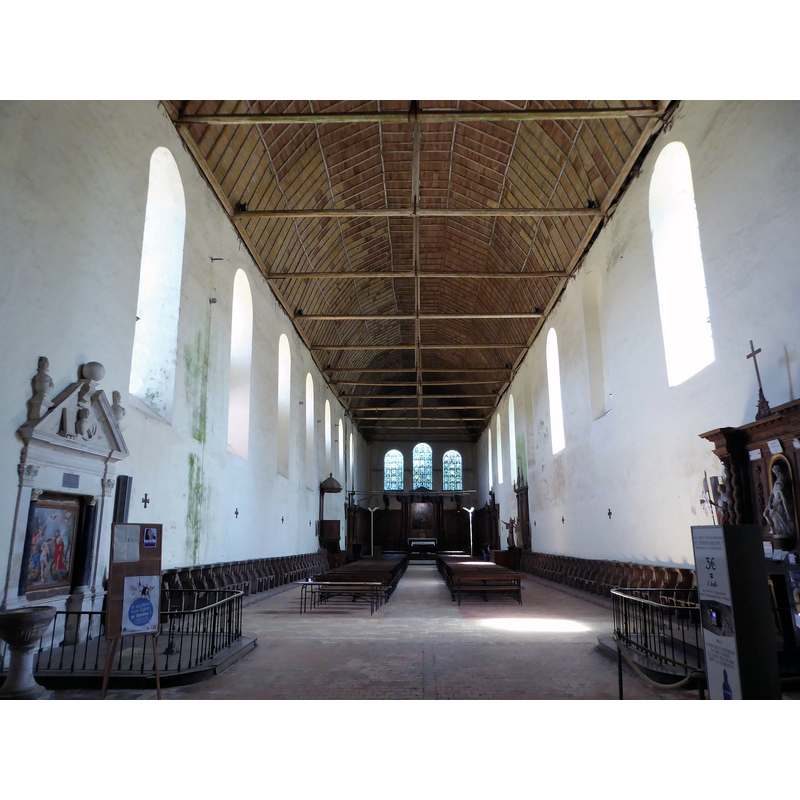 Source caption: "Nef vue du portail d'entrée abbatiale de Thiron-Gardais Eure-et-Loir France"