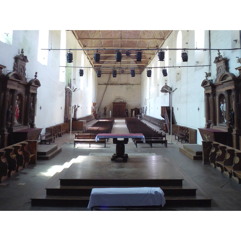Source caption: "Nef vue du choeur abbatiale de Thiron-Gardais Eure-et-Loir France" -- the baptismal font is discernible at the far [wet] end, right [north] side