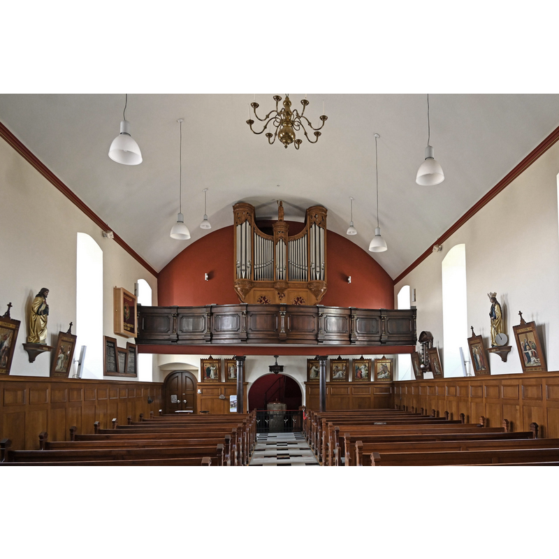 Source caption: "St. Martin (Aldringen), Innenraum mit Blick zur Orgelempore" -- showing the font at the west end, in the centre, below the gallery