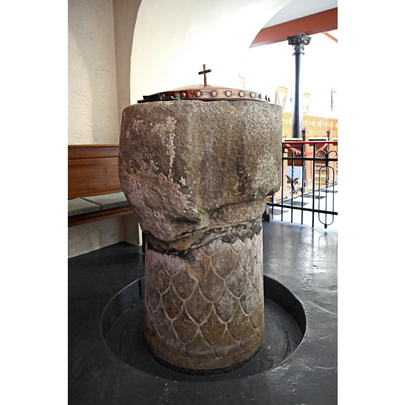 Source caption: "St. Martin (Aldringen), Taufstein mit Sockel einer römischen Säule (2. Jh.) "
