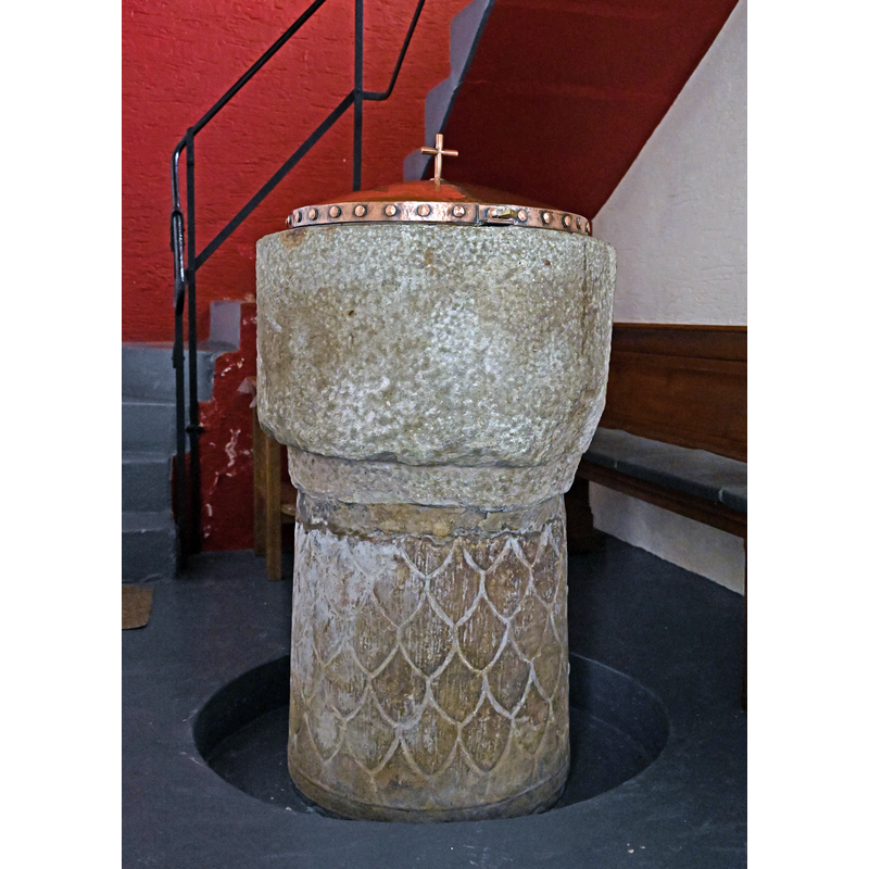 Source caption: "St. Martin (Aldringen), Taufstein mit Sockel einer römischen Säule (2. Jh.) "