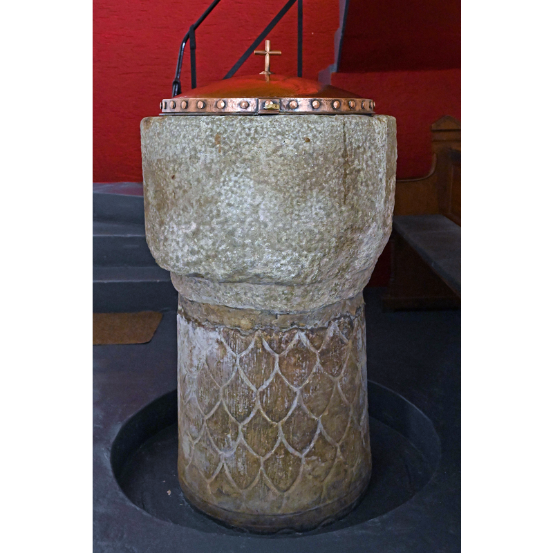 Source caption: "St. Martin (Aldringen), Taufstein mit Sockel einer römischen Säule (2. Jh.) "