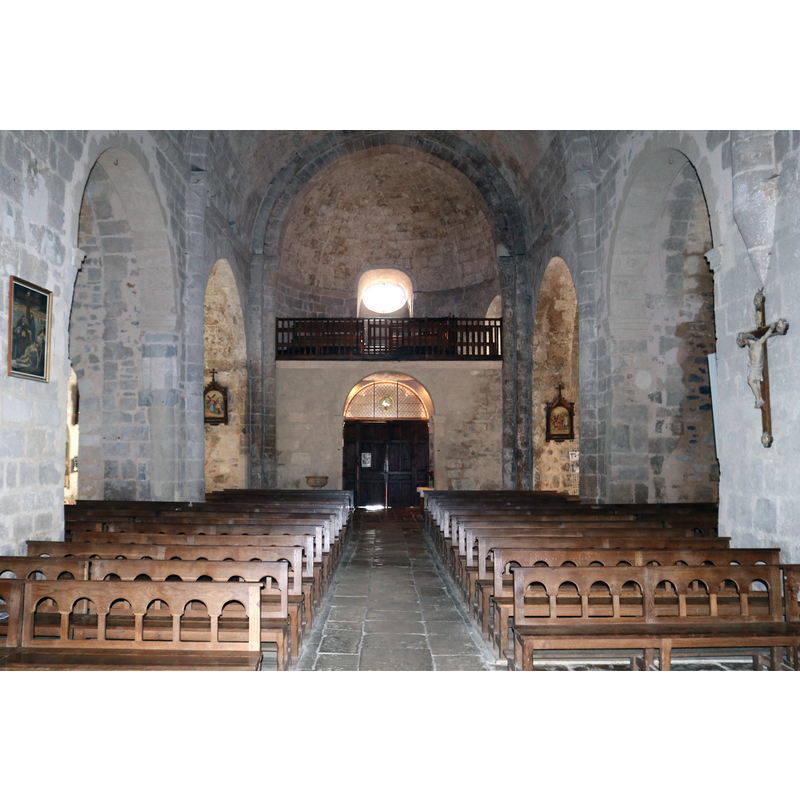 Source caption: "Nef de l'église Sainte-Eulalie et tribune au-dessus de laquelle la voûte en cul-de-four se justifie par l'emplacement du chœur originel (Sainte-Eulalie-de-Cernon, Aveyron)" [NB: the present entranceway is now where the apse was in the original church]