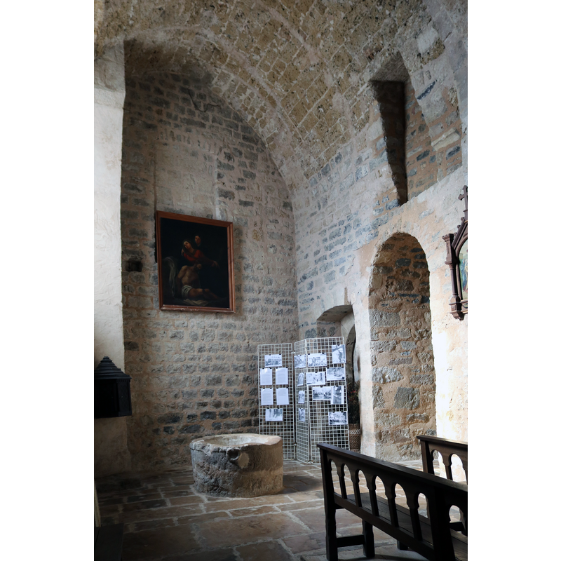 Source caption: "Chapelle du 19e siècle aménagée sur l'emplacement de la porte piétonne de la Commanderie. Elle abrite une cuve baptismale qui a réintégré sa place dans l'église après avoir servi de déversoir à la fontaine depuis la Révolution (église Sainte-Eulalie à Sainte-Eulalie-de-Cernon, Aveyron)"
