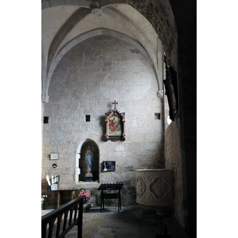 Source caption: "Chapelle gothique du XIVe siècle destinée à accueillir les fonts baptismaux et à soutenir le clocher de l'église Sainte-Eulalie de Sainte-Eulalie-de-Cernon (Aveyron, France)"