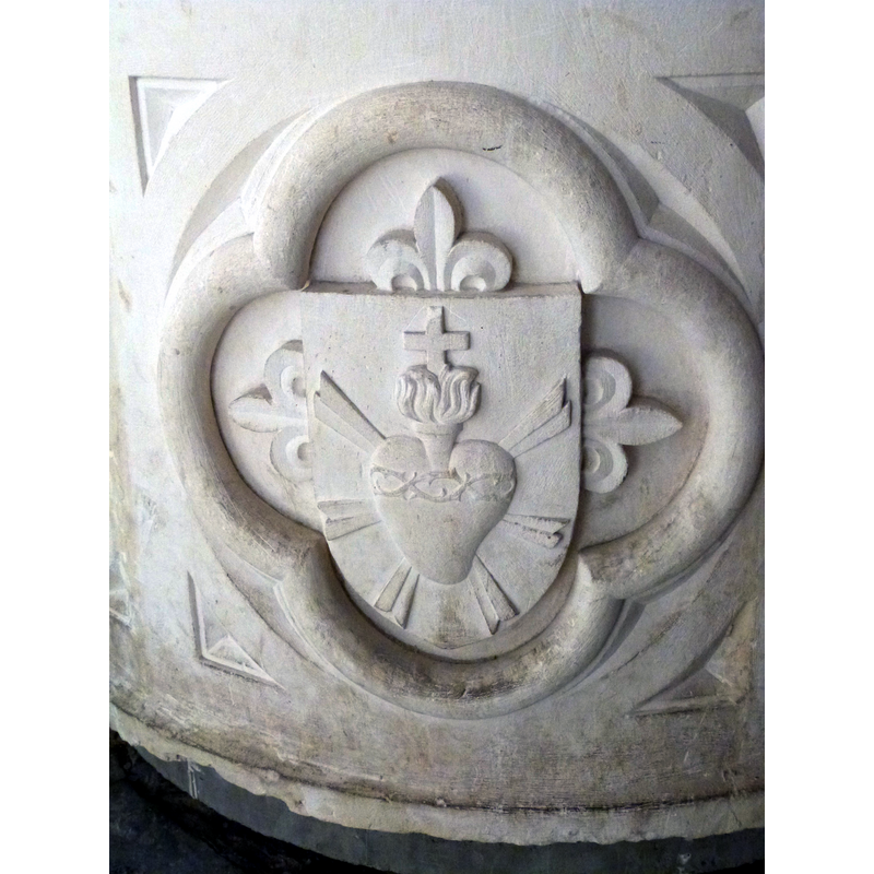 Source caption: "Détail de la cuve baptismale placée dans la chapelle gothique de l'église Sainte-Eulalie de Sainte-Eulalie-de-Cernon (Aveyron, France)"