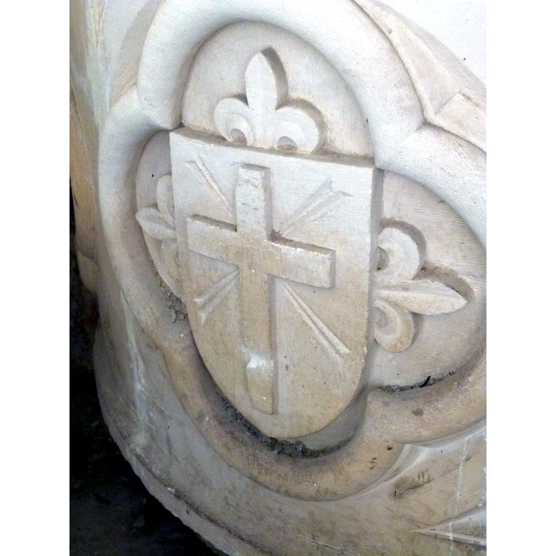Source caption: "Détail de la cuve baptismale placée dans la chapelle gothique de l'église Sainte-Eulalie de Sainte-Eulalie-de-Cernon (Aveyron, France)"