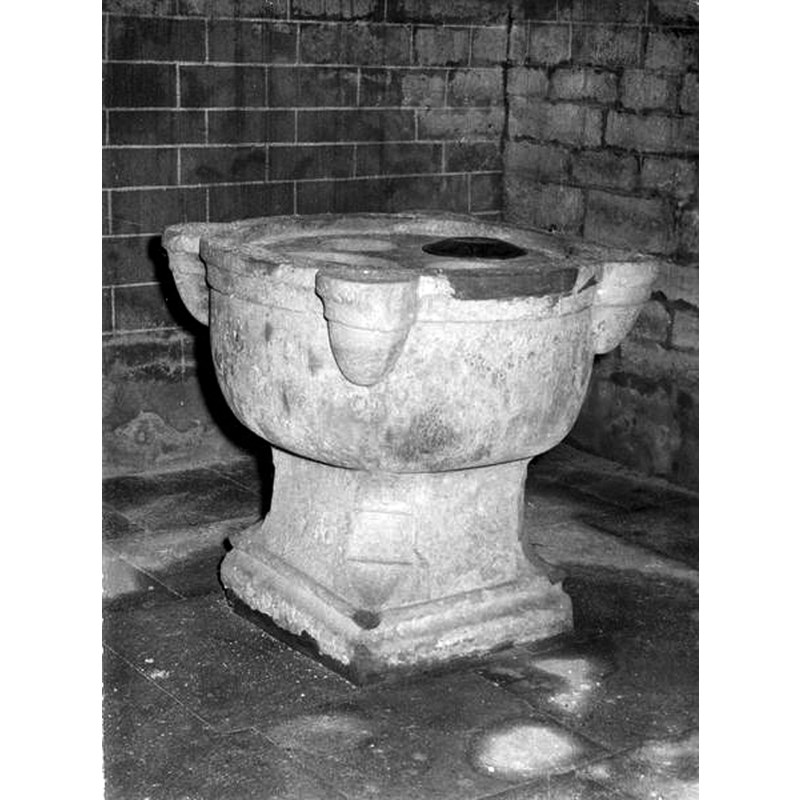 the divisions of the inside of the basin are visible here; were they original, or a later modification?