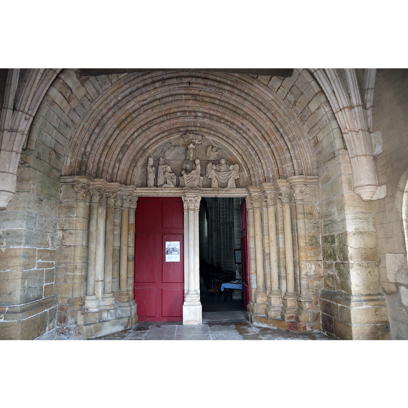 Source caption: "Extérieur de l'église Notre-Dame-de-la-Nativité de Pontaubert"