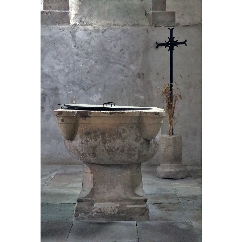 Source caption: "Intérieur de l'église Notre-Dame-de-la-Nativité de Pontaubert (89). Fonts baptismaux."