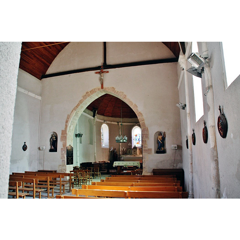 Source caption: "Vue intérieure de l'église St-Fiacre de Lugny-Champagne, Cher, Centre-Val de Loire, France. La couronne de lumières (1871), en étain, suspendue au plafond du chœur est répertoriée au titre d'objet des monuments historiques de France."