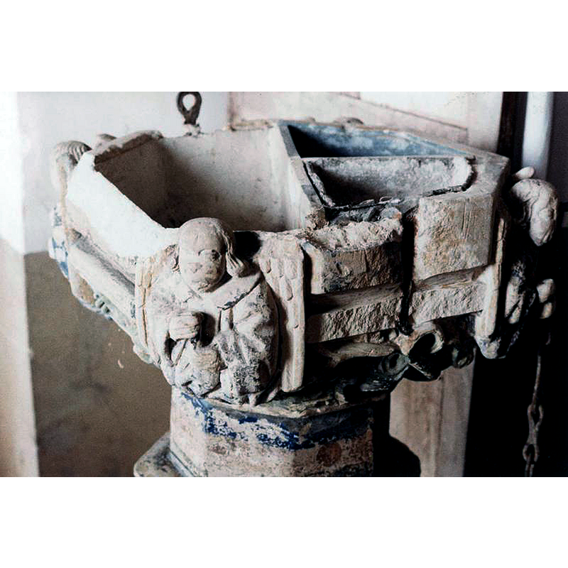 Source caption: "Fonts baptismaux, vue partielle"