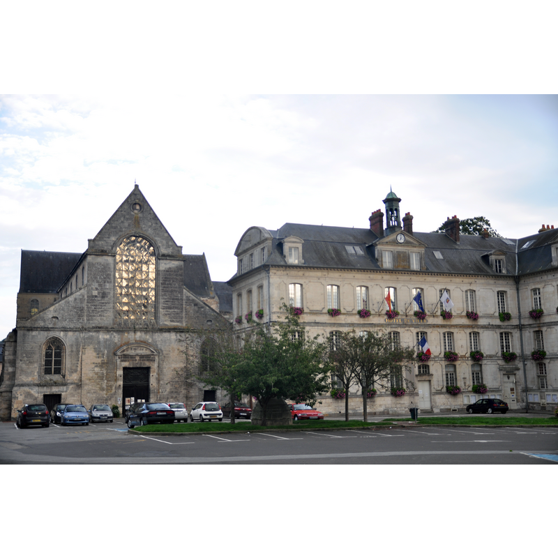 Source caption: "Photo de l'abbaye Notre-Dame de Bernay [...] et de l'Hôtel de ville de Bernay prise depuis la place Gustave Heon"