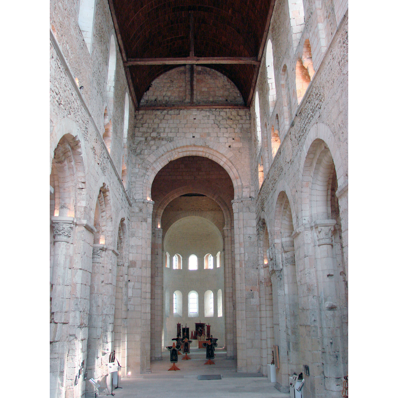 Source caption: "Abbatiale Notre-Dame de Bernay (Eure), la nef"