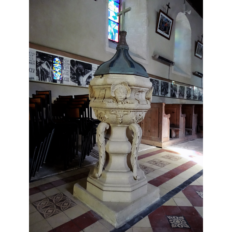 Source caption: "église de Sainte-Croix-sur-Mer, Fonts baptismaux du XVIe siècle."