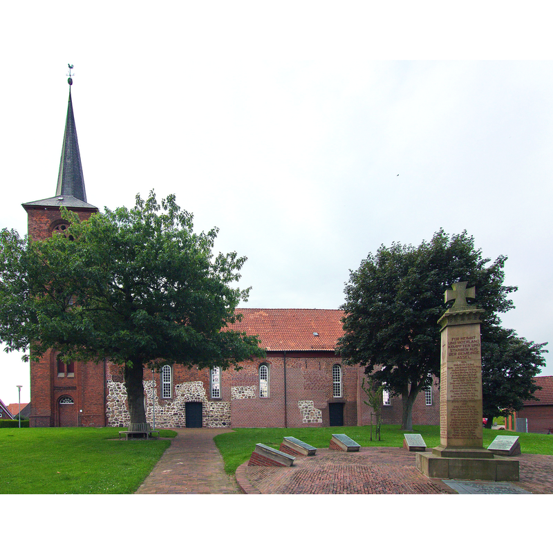 Source caption: "Das Kriegerdenkmal vor St.-Martin-Kirche zu Assel in Assel (Drochtersen), Niedersachsen, Deutschland, wurde Mitte des 16. Jahrhunderts auf den Resten der Vorgängerkirche von 1141 erbaut."