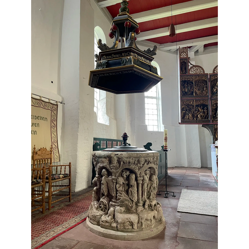 Source caption: "Taufstein aus dem 13. Jahrhundert"